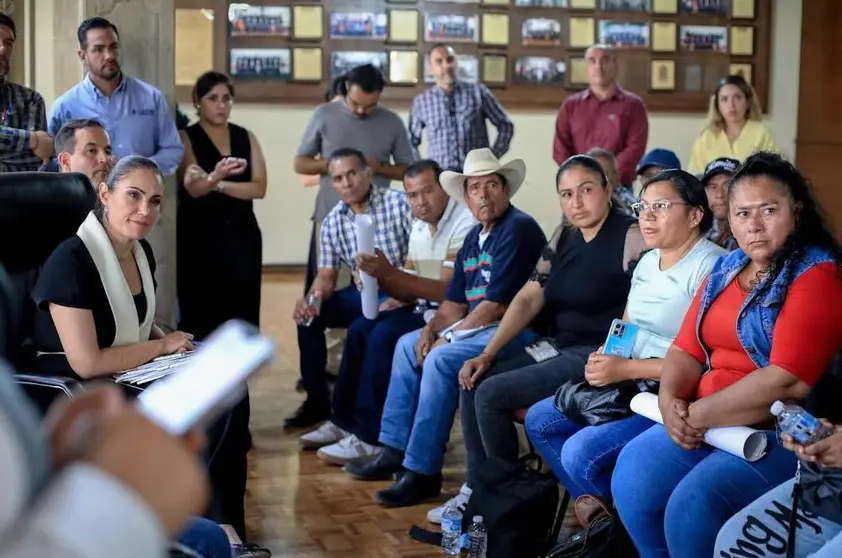 Ale Guti&eacute;rrez analiza con comunidad La Arcina dotaci&oacute;n de agua potable