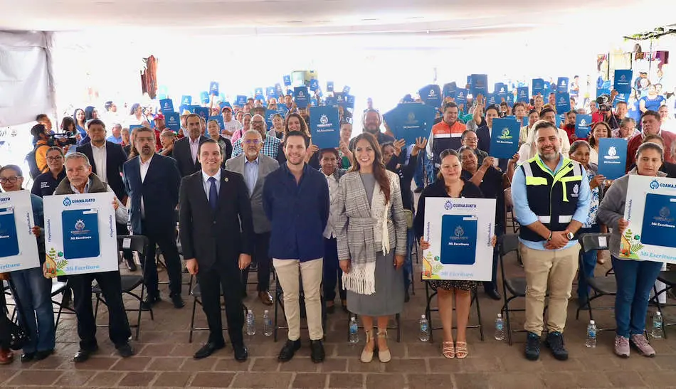 Libia Dennise encabeza entrega de escrituras a 153 familias de Apaseo el Grande