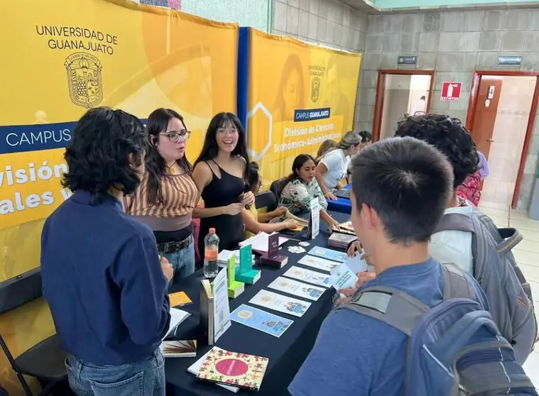 Preparatorianos UG reciben en Le&oacute;n feria profesiogr&aacute;fica itinerante