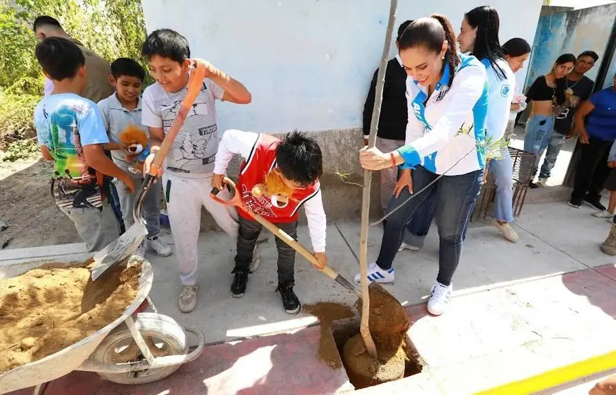 Le&oacute;n entrega pavimentaciones de 49 calles