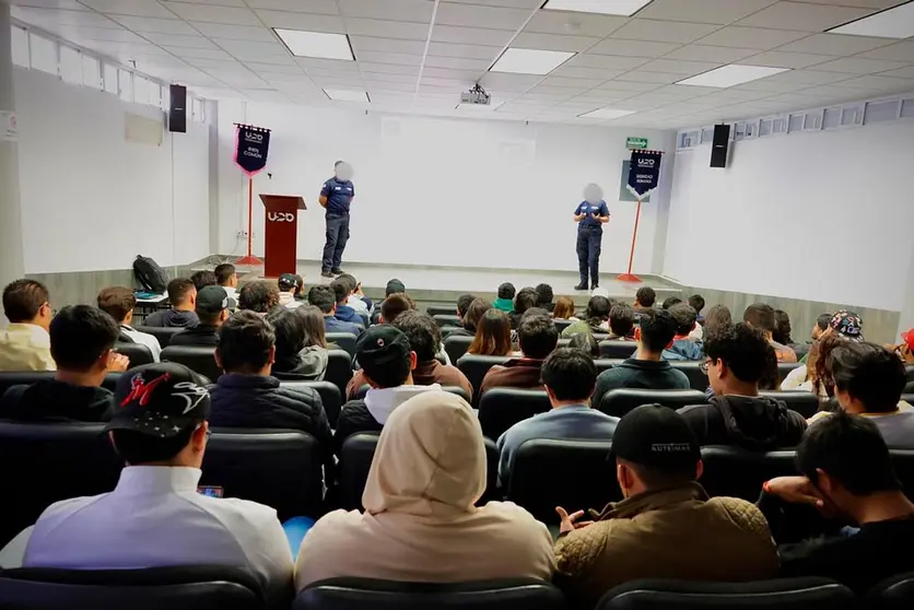 Polic&iacute;a-Cibern&eacute;tica-orienta-a-estudiantes-en-uso-de-redes-sociales