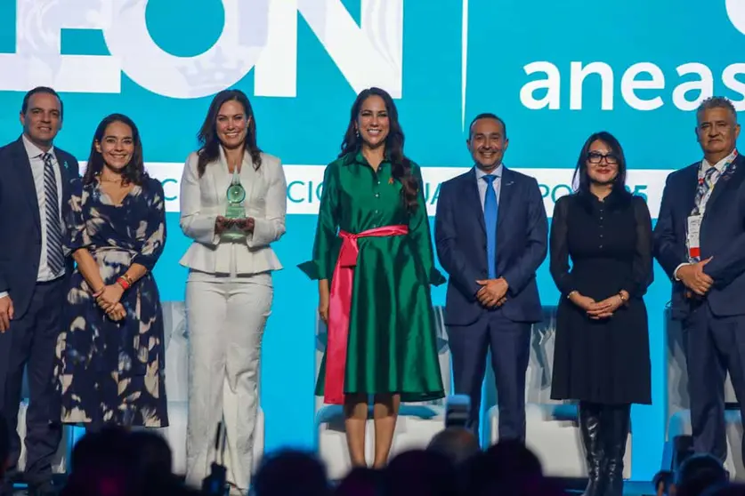 Ale Guti&eacute;rrez recibe galard&oacute;n de ANEAS por liderazgo en innovaci&oacute;n h&iacute;drica