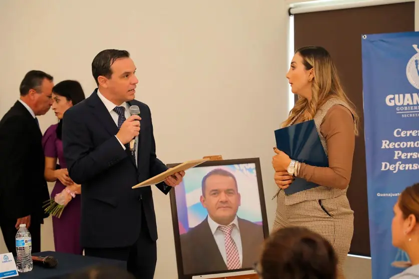 Titular de la Secretar&iacute;a de Gobierno entrega reconocimiento p&oacute;stumo al defensor p&uacute;blico Gustavo Emilio Delgado Mu&ntilde;oz por su trayectoria