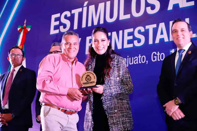 entregan-estimulos-al-personal