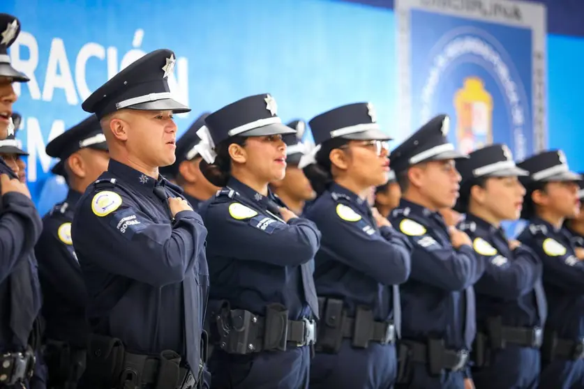 Se grad&uacute;an elementos de polic&iacute;a municipal en Le&oacute;n