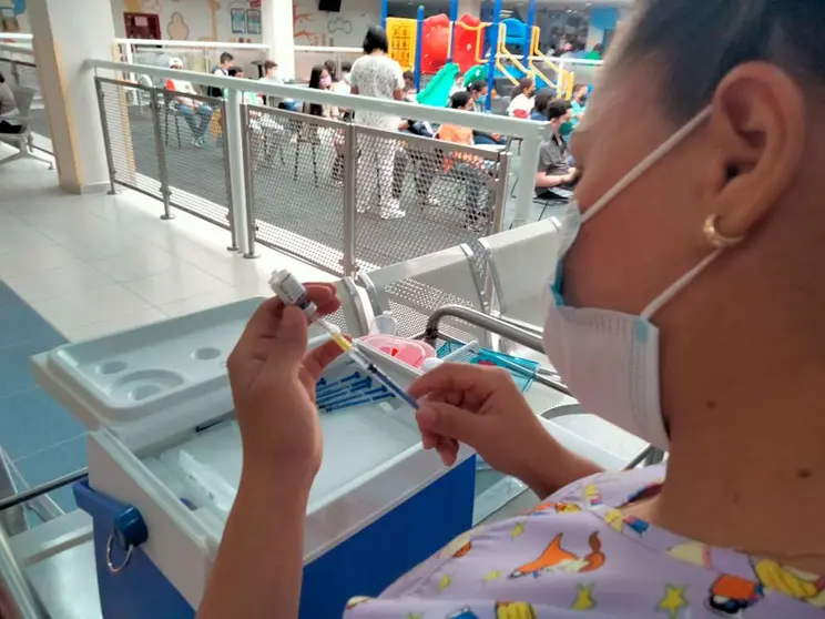 El sector salud mantiene la aplicaci&oacute;n de dosis en grupos prioritarios para garantizar la protecci&oacute;n comunitaria en la entidad.