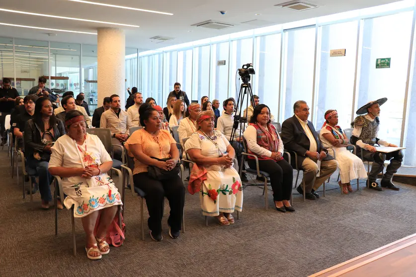 Autoridades y promotores culturales inauguran la exposici&oacute;n &ldquo;Lenguas que viven, ra&iacute;ces que hablan&rdquo; en el Congreso del Estado, como parte de las acciones del Gobierno del Estado para preservar la identidad de los pueblos originarios.