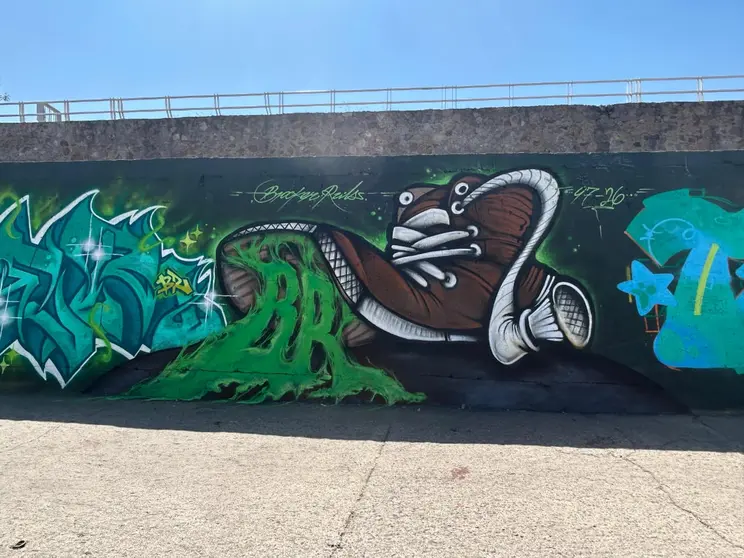 Vista del mural conmemorativo por los 100 a&ntilde;os de la industria del calzado, realizado por artistas urbanos en la parte inferior del Malec&oacute;n del R&iacute;o como parte de los festejos por el 450 aniversario de Le&oacute;n.