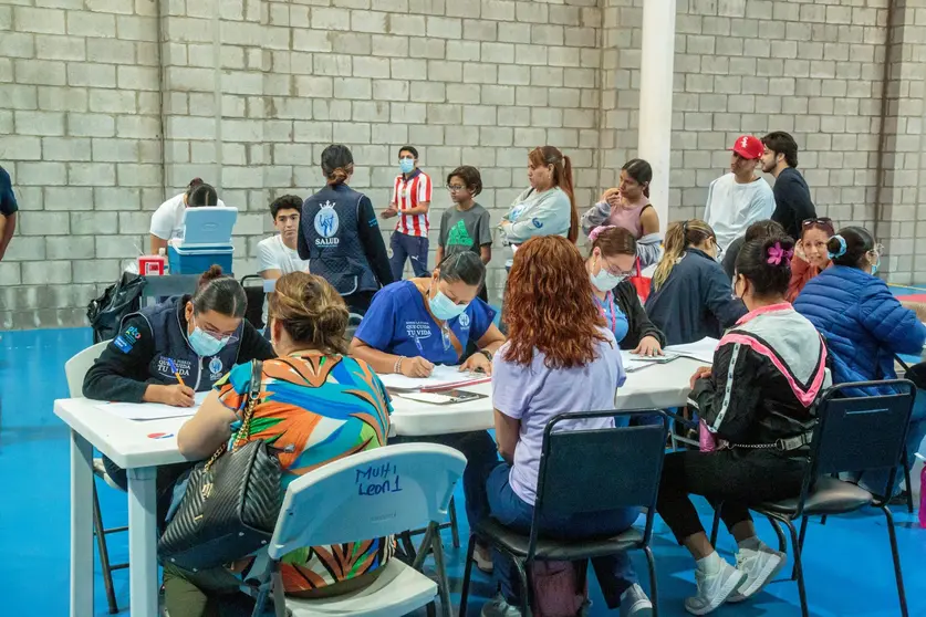 Protecci&oacute;n garantizada. Personal de salud aplica dosis de la vacuna triple viral (SRP) en un Centro de Salud de la Gente. Ante el registro de 10 casos de sarampi&oacute;n en la entidad, las autoridades exhortan a la poblaci&oacute;n menor de 49 a&ntilde;os a revisar sus esquemas y acudir por su biol&oacute;gico para reforzar la cobertura estatal.