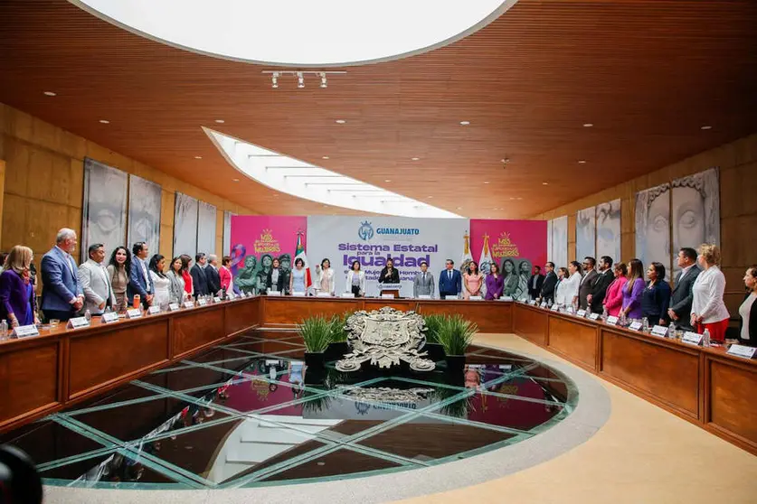 Durante la sesi&oacute;n del Sistema Estatal para la Igualdad, se aprob&oacute; el programa de trabajo 2026 y se tom&oacute; protesta a nuevos integrantes, con el objetivo de consolidar pol&iacute;ticas p&uacute;blicas que garanticen el bienestar y los derechos de las mujeres en Guanajuato.