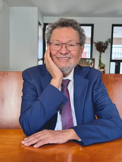 El escritor &Eacute;lmer Mendoza, creador del detective &ldquo;el Zurdo&rdquo; Mendieta, fue designado ganador de la edici&oacute;n 2026 del premio literario en Guanajuato capital.