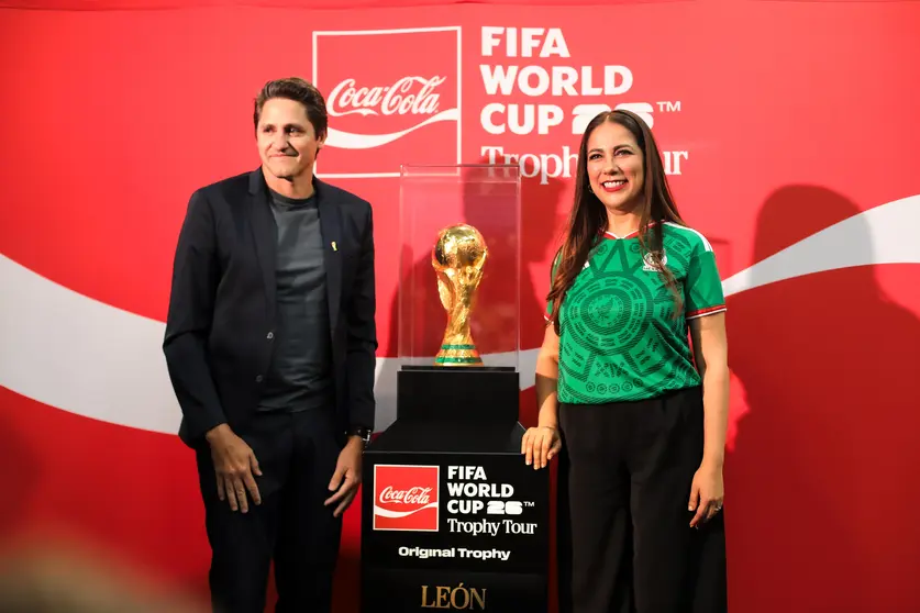 ENCUENTRO MUNDIALISTA. La gobernadora Libia Dennise Garc&iacute;a y el exfutbolista brasile&ntilde;o Edm&iacute;lson, campe&oacute;n en Corea-Jap&oacute;n 2002, encabezaron la exhibici&oacute;n del trofeo original de la FIFA en el Poliforum Le&oacute;n.