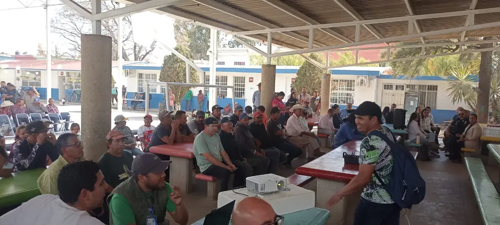 ACUERDOS. Representantes del Gobierno del Estado y del municipio de Le&oacute;n dialogaron con productores de ladrillo para establecer plazos en la entrega de apoyos econ&oacute;micos y la regularizaci&oacute;n de sus predios.