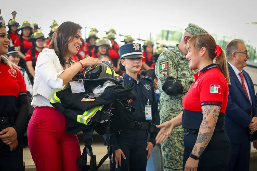 La presidenta municipal, Alejandra Guti&eacute;rrez, encabez&oacute; la entrega de chalecos ergon&oacute;micos y trajes estructurales para personal de Seguridad P&uacute;blica y Bomberos; el nuevo equipo t&aacute;ctico para mujeres busca optimizar el desempe&ntilde;o en campo y reducir el desgaste f&iacute;sico derivado del uso de equipo gen&eacute;rico.