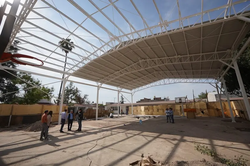 Autoridades municipales y vecinos supervisaron el avance del 75% en el techado de la primaria Francisco Gonz&aacute;lez Bocanegra.