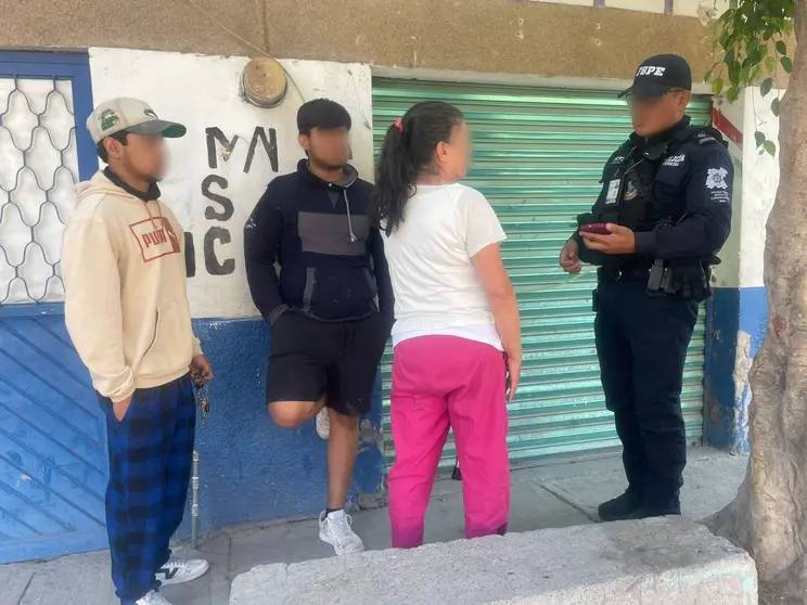 Personal de seguridad atiende a la v&iacute;ctima tras el reporte de una extorsi&oacute;n telef&oacute;nica.