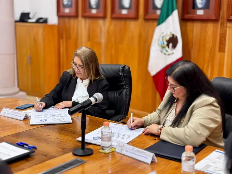 La titular de la PEPNNA, Mar&iacute;a Teresa Palomino, y la magistrada presidenta Alma Delia Camacho durante la firma del convenio en el Supremo Tribunal de Justicia.