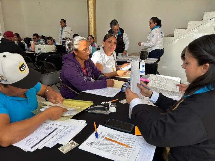 Personal del IMUVI recauda documentaci&oacute;n de los habitantes de Valle de los Milagros II para formalizar la entrega de escrituras de 154 lotes.