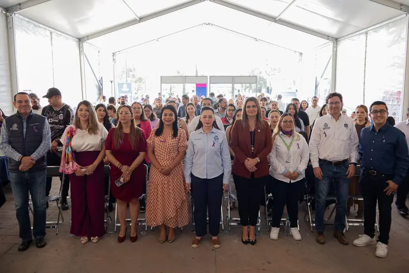 Mujeres de la regi&oacute;n acuden a la "Conexi&oacute;n Laboral" en Irapuato, donde se ofertaron 220 vacantes para niveles operativos y directivos.
