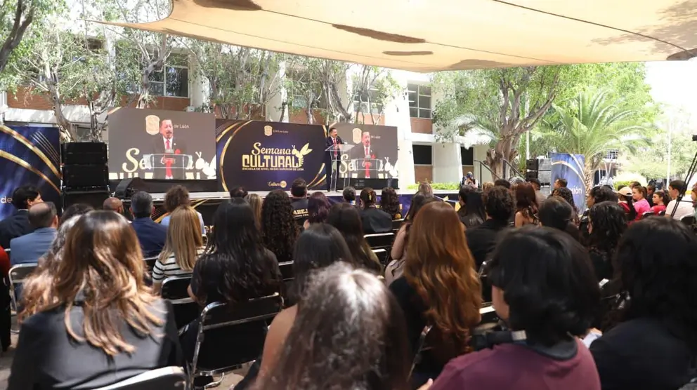 Autoridades de la Universidad de Guanajuato y directivos de la ENMS Le&oacute;n encabezaron el 148 aniversario de la instituci&oacute;n.