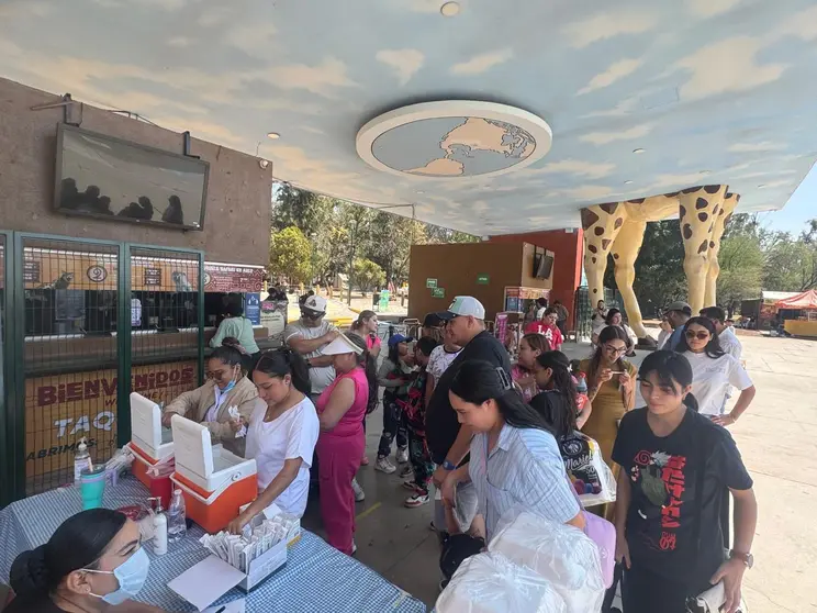 Personal de enfermer&iacute;a del IMSS Guanajuato realiza la aplicaci&oacute;n de dosis contra el sarampi&oacute;n.