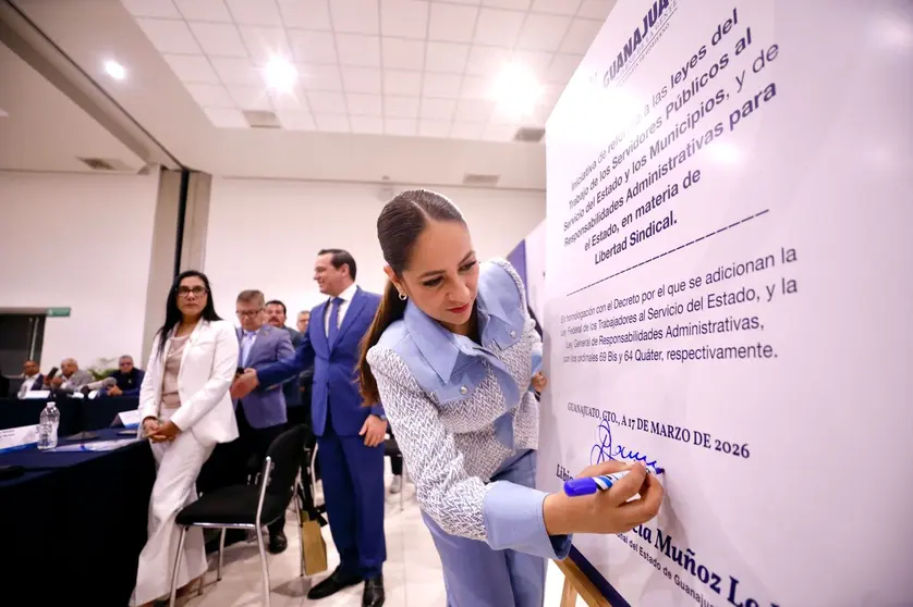 La gobernadora Libia Dennise Garc&iacute;a y el secretario Jorge Daniel Jim&eacute;nez Lona firmaron la iniciativa de reforma laboral ante representantes sindicales