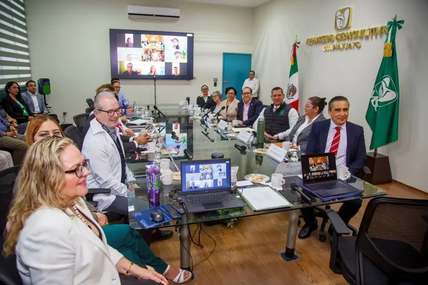 El secretario de Salud, Gabriel Cort&eacute;s Alcal&aacute;, y el delegado del IMSS, Marco Antonio Hern&aacute;ndez Carrillo, encabezaron la presentaci&oacute;n del registro.