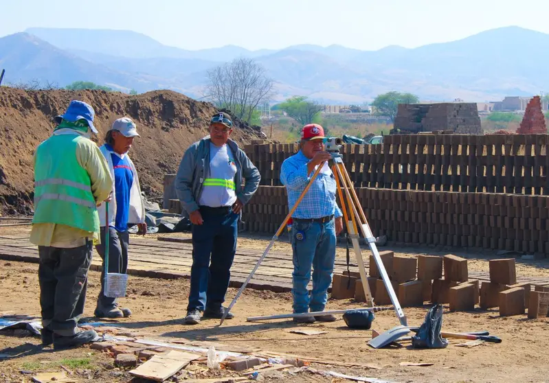 Autoridades estatales y brigadas t&eacute;cnicas inician los trabajos de cimentaci&oacute;n para los nuevos hornos ecol&oacute;gicos MK2 en la comunidad de Ladrilleras del Refugio.