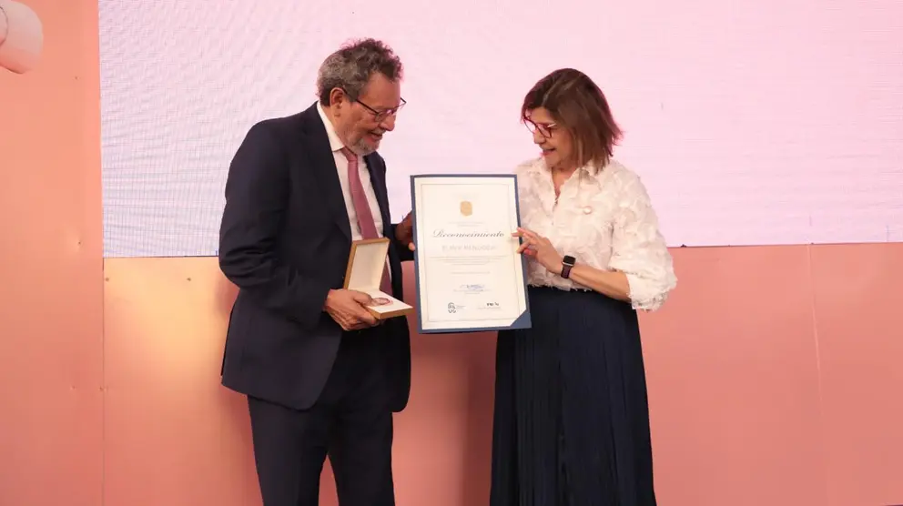 La Rectora General de la UG, Claudia Susana G&oacute;mez L&oacute;pez, entrega el IX Premio &ldquo;Jorge Ibarg&uuml;engoitia&rdquo; de Literatura al escritor &Eacute;lmer Mendoza durante la inauguraci&oacute;n de la FILUG 68 en Guanajuato.