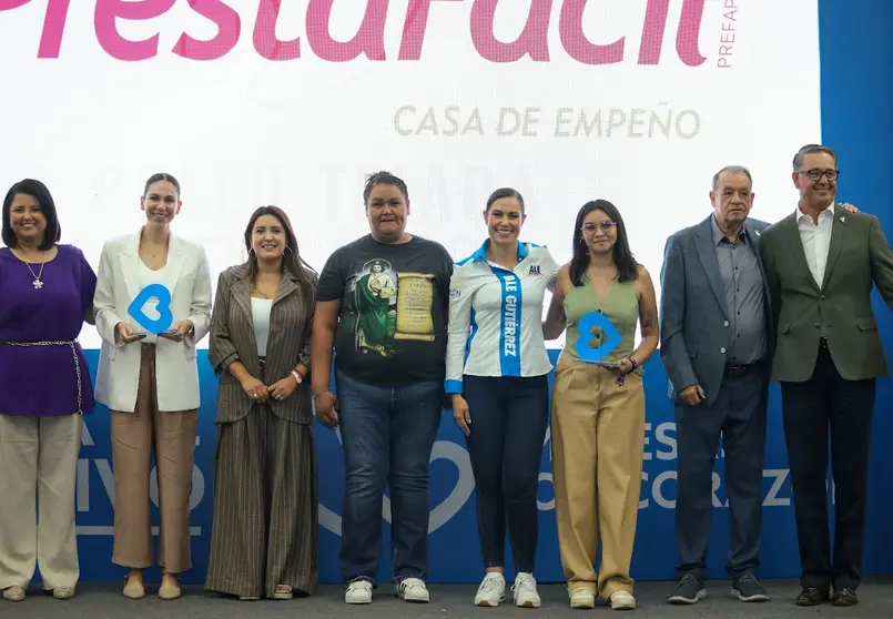 La alcaldesa Alejandra Guti&eacute;rrez encabeza la entrega de reconocimientos a representantes de empresas locales por sus aportaciones en especie y econ&oacute;micas.