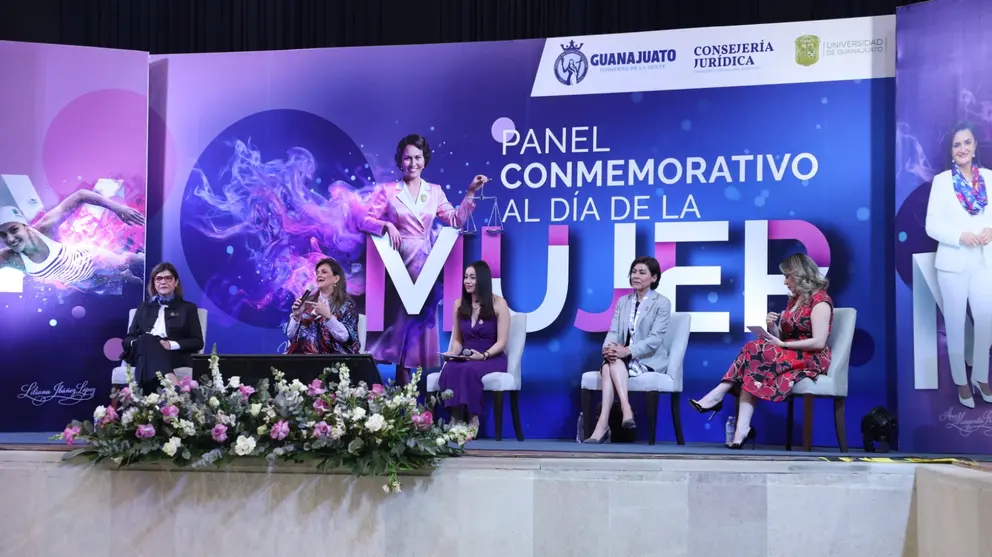 Claudia Susana G&oacute;mez L&oacute;pez, Ana Margarita R&iacute;os Farjat, Lilia M&oacute;nica L&oacute;pez Ben&iacute;tez y Paola Patricia Ugalde Almada participaron en el panel sobre retos de las mujeres en el poder, realizado en el edificio central de la Universidad de Guanajuato.