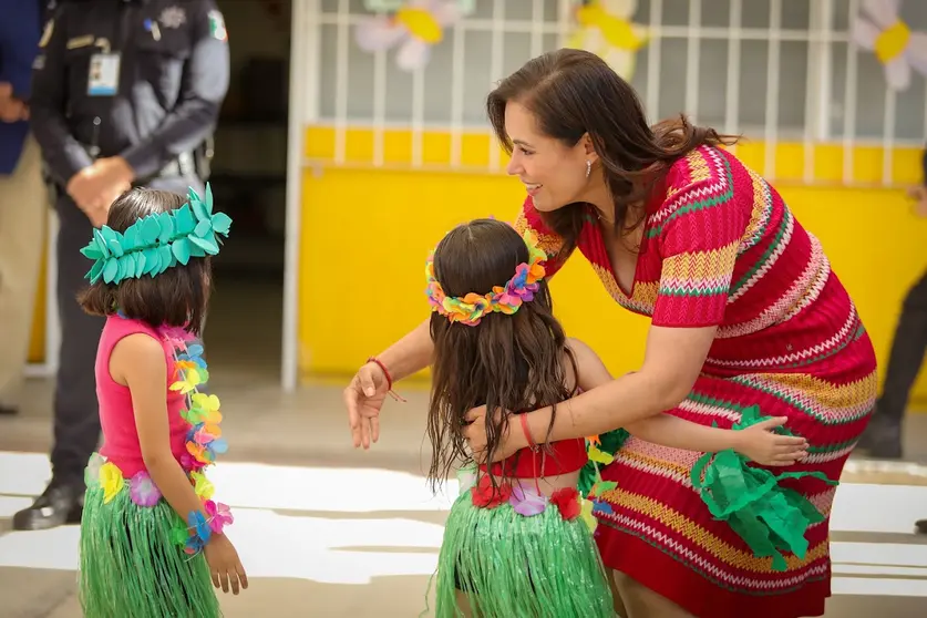Autoridades municipales supervisaron las nuevas &aacute;reas de juego y la barda perimetral del preescolar Mar&iacute;a Luisa Diosdado.