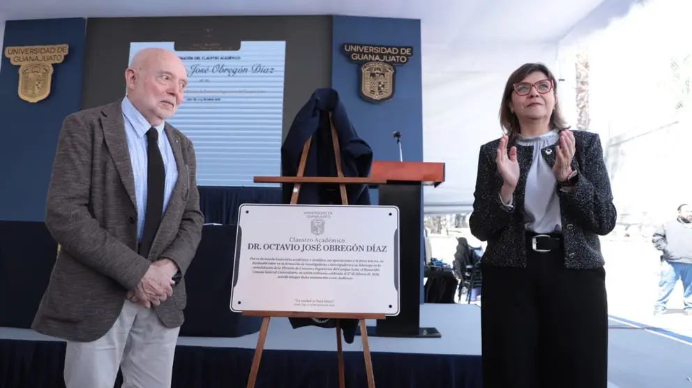 Claudia Susana G&oacute;mez L&oacute;pez, Rectora General de la UG, y el Dr. Octavio Jos&eacute; Obreg&oacute;n D&iacute;az, durante la develaci&oacute;n de la placa conmemorativa del Claustro Acad&eacute;mico que lleva su nombre.