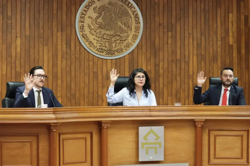 ntegrantes del Pleno del Tribunal Estatal Electoral de Guanajuato (TEEG), encabezados por la Magistrada Presidenta Yari Zapata L&oacute;pez (centro), sesionan para resolver juicios relacionados con un procedimiento especial sancionador.