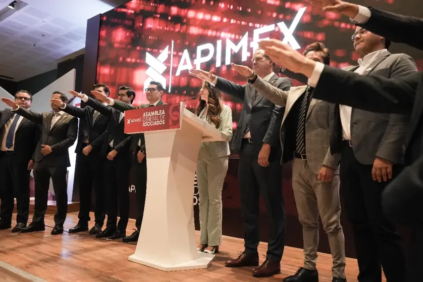 El nuevo consejo directivo de APIMEX, encabezado por Mauricio Ruiz Campos, rindi&oacute; protesta ante autoridades estatales y municipales para el periodo 2026-2027.