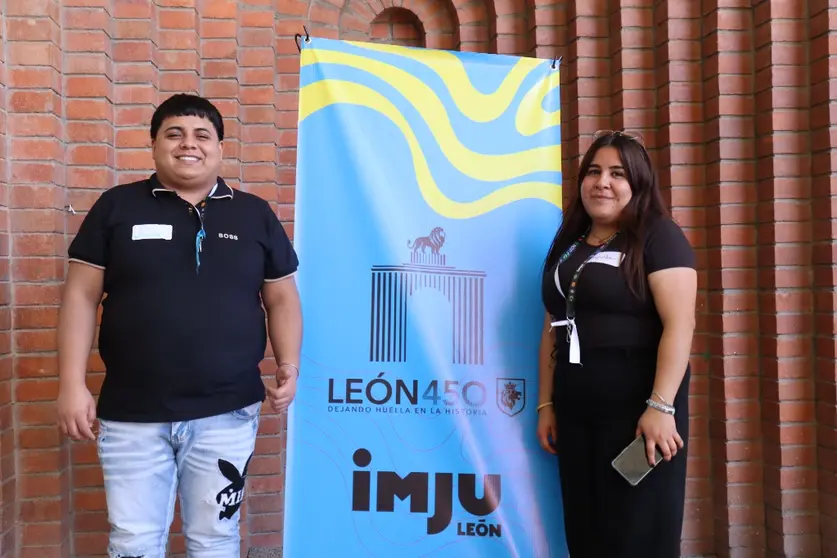 Jacqueline Fonseca y Brayan Moreno, beneficiarios de la beca GLOCAL 100, durante el evento del 17 aniversario del IMJU Le&oacute;n.