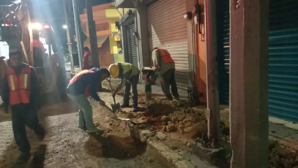 Personal t&eacute;cnico trabaja en horario nocturno sobre la banqueta de la avenida Miguel Alem&aacute;n para agilizar la sustituci&oacute;n de tuber&iacute;a vieja.