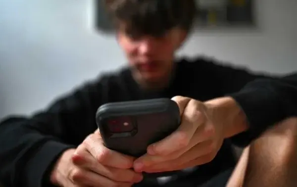Especialistas sugieren supervisar el uso de redes sociales en menores ante el incremento de exposici&oacute;n a contenidos sensibles en periodos de asueto.