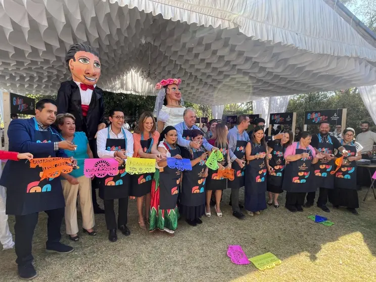 Representantes de la CANIRAC nacional y autoridades municipales durante el corte de list&oacute;n de la muestra gastron&oacute;mica local en Le&oacute;n.