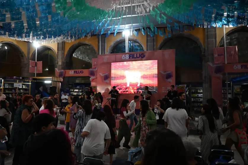 Tras la presentaci&oacute;n editorial de Yo soy la cumbia, el p&uacute;blico disfrut&oacute; de una sesi&oacute;n musical a cargo de DJ Kalvox y el Combo Calavera en el Patio Jesuita.