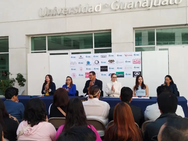 Autoridades universitarias presentaron el programa del congreso BeeMarketer 2026, el cual incluir&aacute; retos de negocios con empresarios locales y ponencias de expertos internacionales.