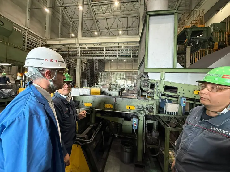 Personal de Samtech guiando a la delegaci&oacute;n guanajuatense en un recorrido por sus l&iacute;neas de producci&oacute;n, destacando la importancia de la colaboraci&oacute;n binacional.