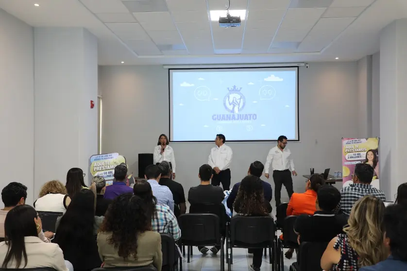 Personal de la financiera T&uacute; Puedes Guanajuato presenta los esquemas de cr&eacute;dito para PyMEs ante un grupo de emprendedores y empresarios locales en Silao.