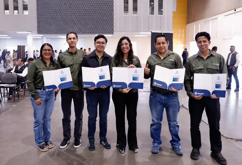 Personas acreditadas durante la entrega estatal de microcredenciales en el municipio de Irapuato.