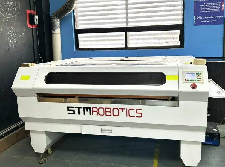 El Makerspace IMJU Diez de Mayo cuenta con equipamiento especializado, como cortadoras l&aacute;ser de la marca STM ROBOTICS, disponibles para los participantes de las convocatorias 2026.