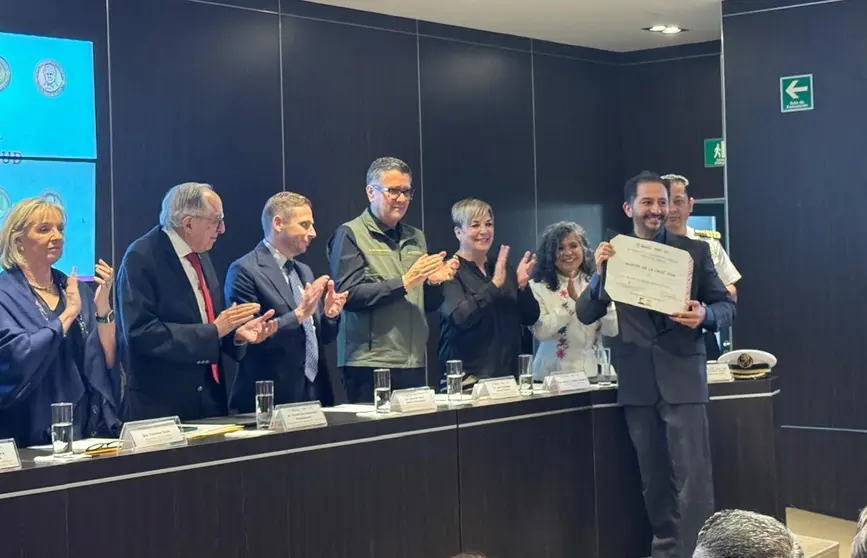 &Aacute;ngel Josabad Alonso Castro, investigador de la UG, fue galardonado con el Premio Mart&iacute;n de la Cruz por su trayectoria en farmacolog&iacute;a y el estudio de plantas medicinales para tratar padecimientos mentales.