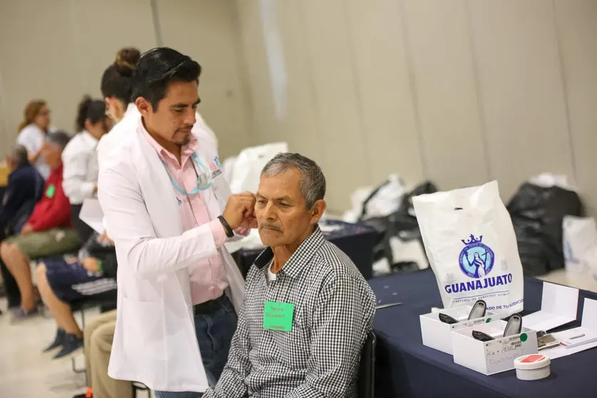 Durante la jornada se entregaron auxiliares auditivos y unidades de electroterapia para reforzar la atenci&oacute;n en unidades de rehabilitaci&oacute;n municipales.