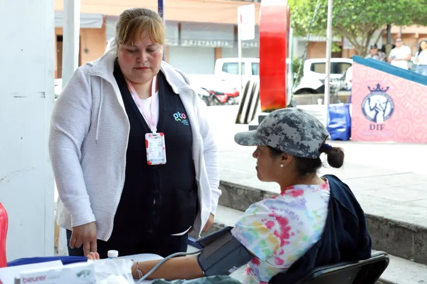 La atenci&oacute;n m&eacute;dica b&aacute;sica fue uno de los servicios ofrecidos a la poblaci&oacute;n en la jornada realizada en la plaza p&uacute;blica.