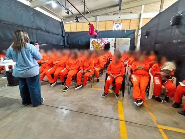 Personal de la Secretar&iacute;a de las Mujeres durante las sesiones de sensibilizaci&oacute;n dirigidas a la poblaci&oacute;n en el interior de los centros penitenciarios de la entidad.