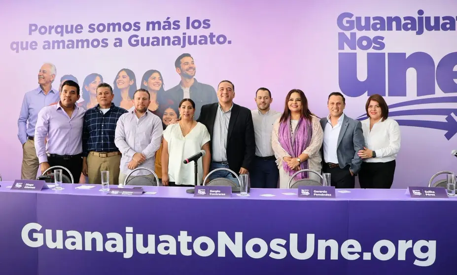 El diputado Sergio Contreras Guerrero junto a los coordinadores de los seis ejes de la plataforma "Guanajuato nos Une" durante la presentaci&oacute;n oficial en Le&oacute;n.